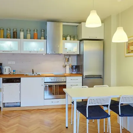 Funky Designer One Bedroom On Shishman Street *