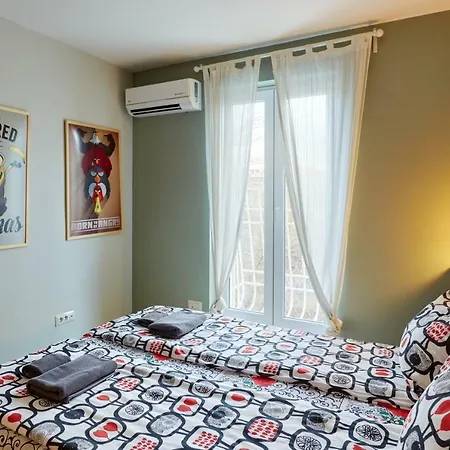 Funky Designer One Bedroom On Shishman Street Apartment *